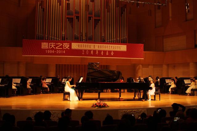 钢琴家鲍蕙荞投身办学20年 献艺“喜庆之夜”
