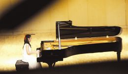 15岁女孩为千名师生进行钢琴独奏
