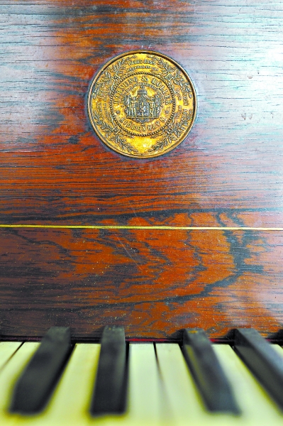 钢琴上的真金徽章显示了它的皇室身份(记者彭年摄)