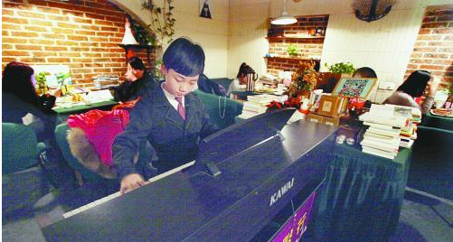 3位11岁少年咖啡屋弹钢琴 赚钱为长辈发春节红包
