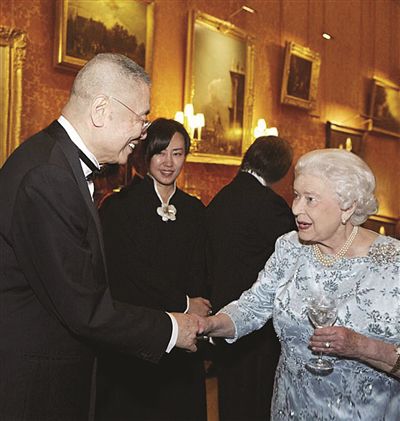 日前，在英国伦敦白金汉宫举行了庆祝伦敦交响乐团成立七十周年盛大庆典，英女王伊丽莎白二世亲自出席，并邀请来自各国的一些著名音乐艺术家及其他贵宾一同出席。我国钢琴大师刘诗昆和钢琴公主孙颖应邀出席，并受到英女王的接见。同被接见的还有在胡润榜中国企业家资产排名第六的华彬集团董事长严彬等。英女王同刘诗昆、严彬等进行了亲切交谈。