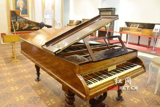 (古董钢琴博物馆的镇馆之宝：制作于1805年的克莱门蒂四角钢琴。)
