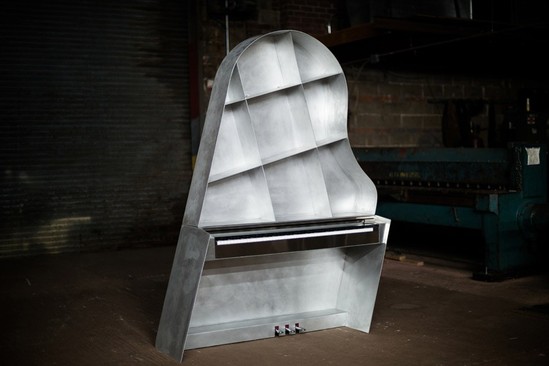 “倾斜钢琴(leaning piano)”外观